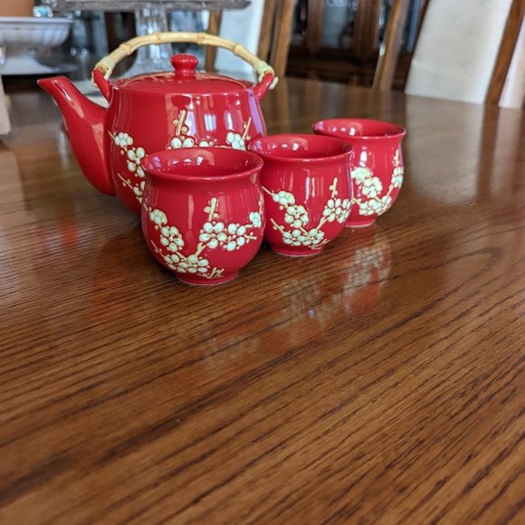 Tea Ceremony - Teapot and Cups - Picture 1 of 3